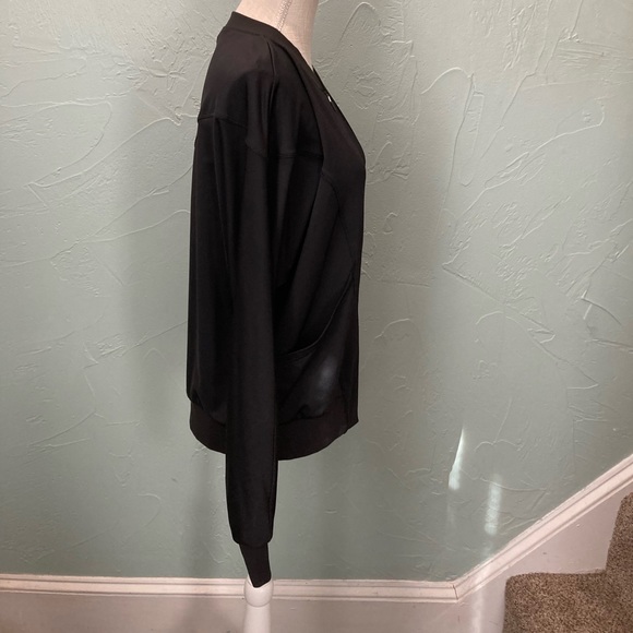 Champion 
L Black zip up jacket
Has front pockets - Picture 3 of 6